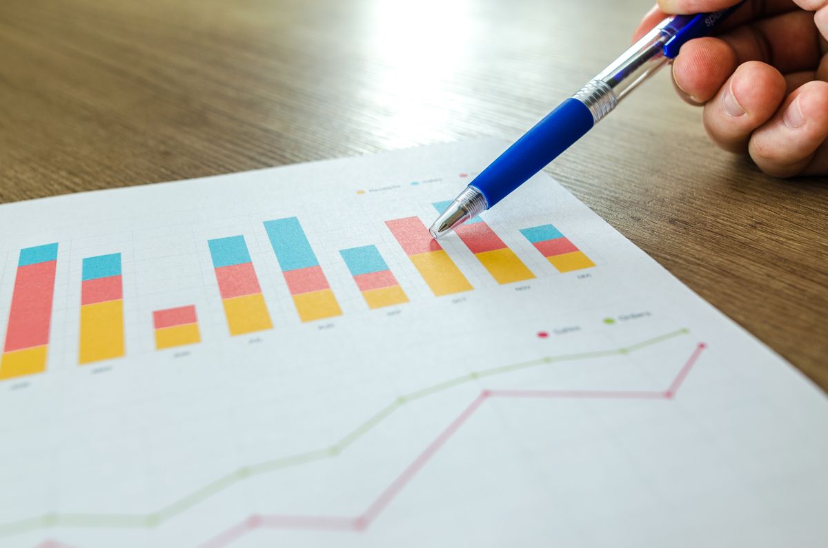 Persona planificando su progreso financiero